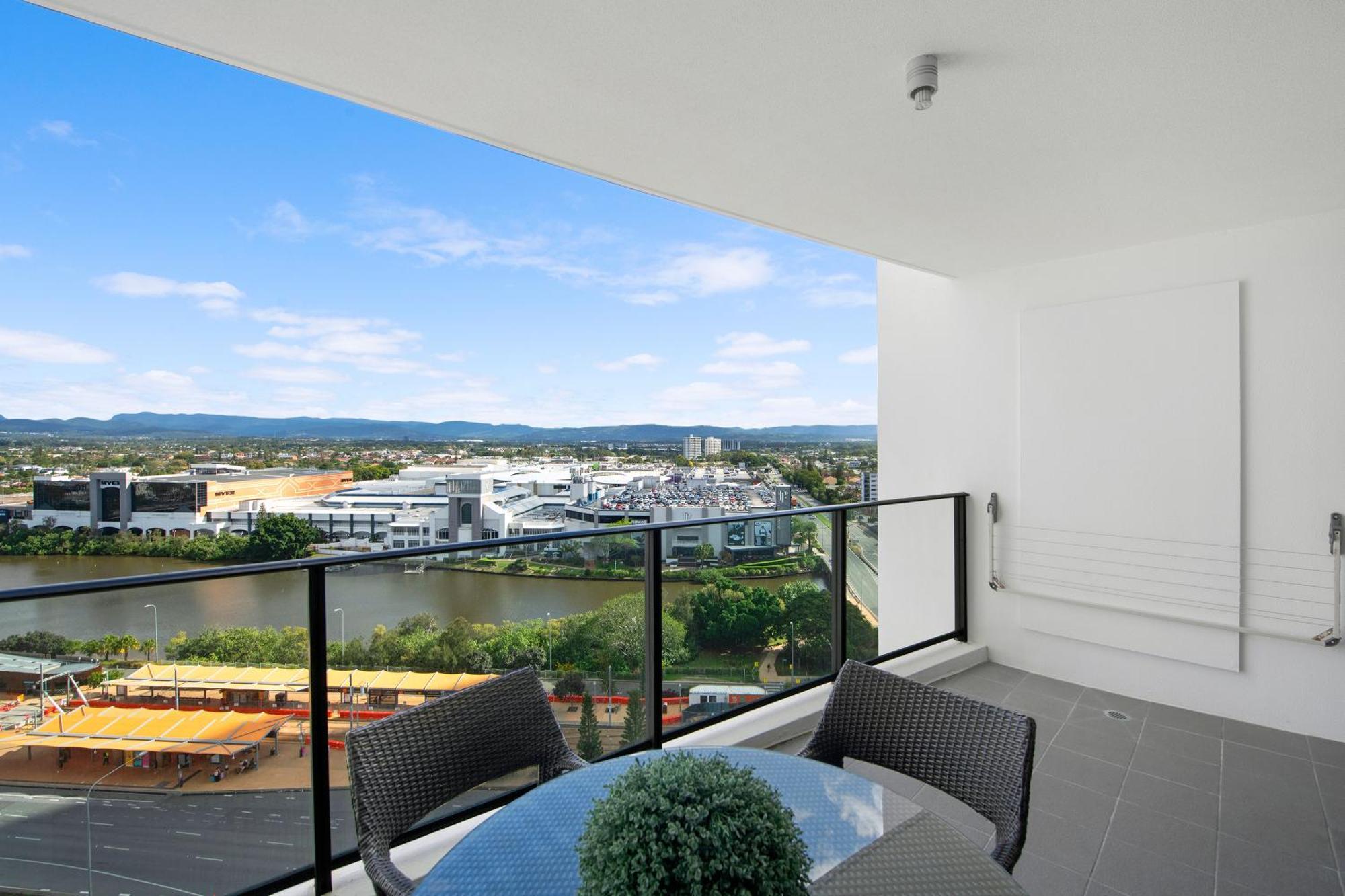 Sierra Grand Broadbeach - Self Contained & Privately Managed Apartments Gold Coast Exterior photo